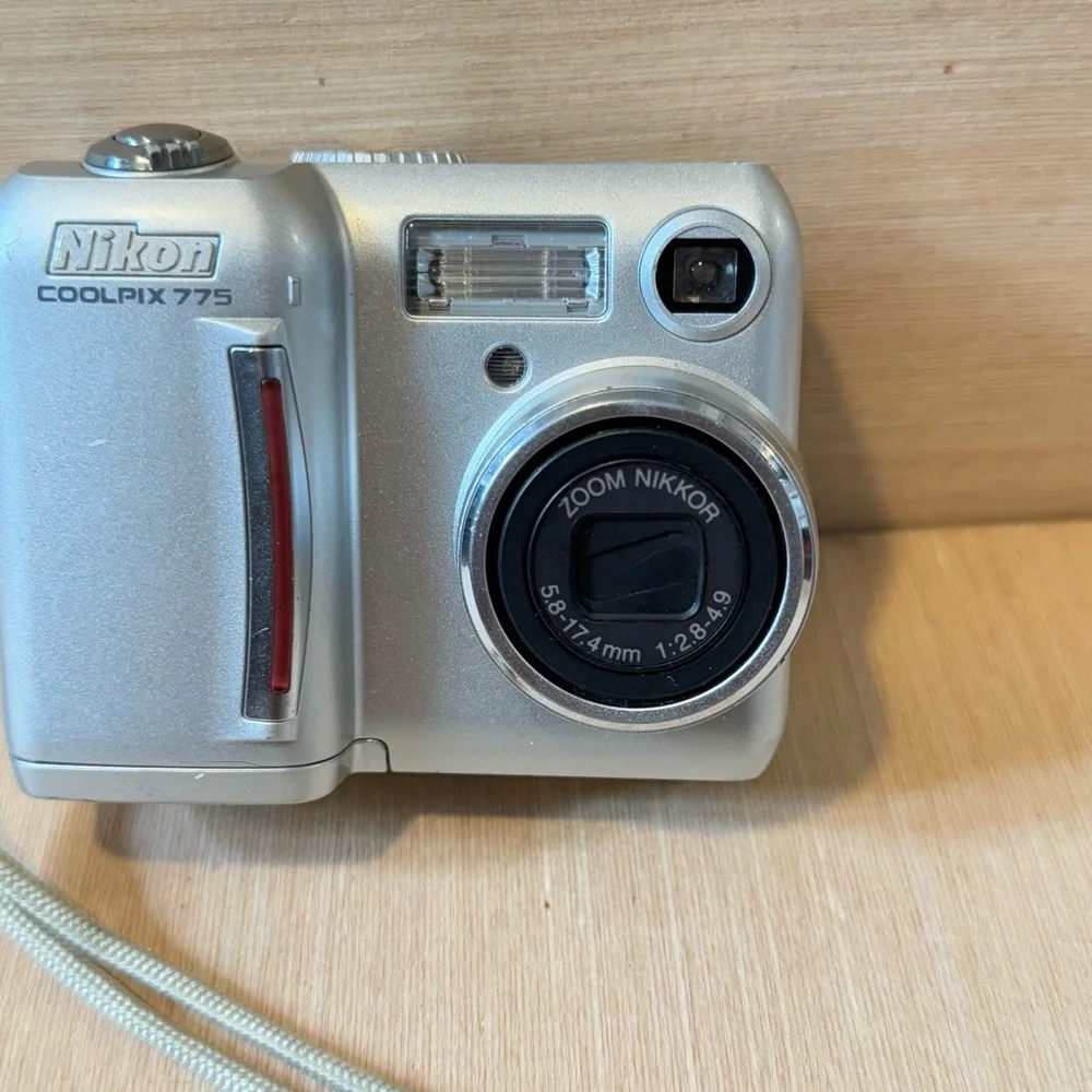 Nikon COOLPIX 775 2.0MP Digital Camera Silver “UNTESTED”Turns On No Charger Read